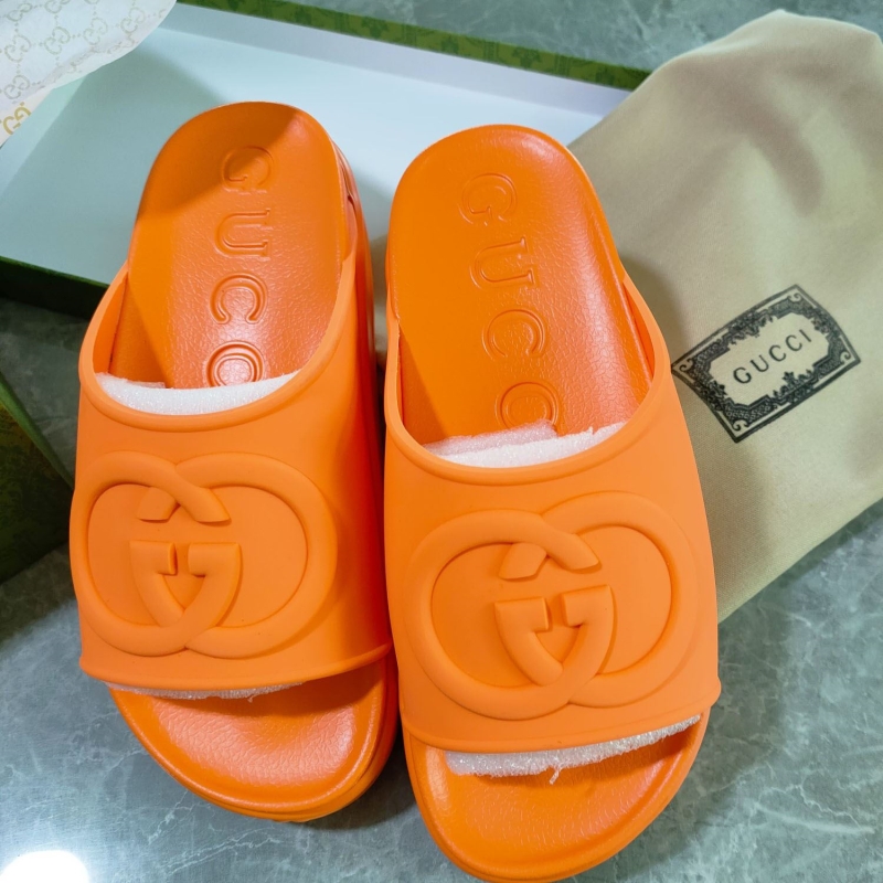 G*u*i slippers